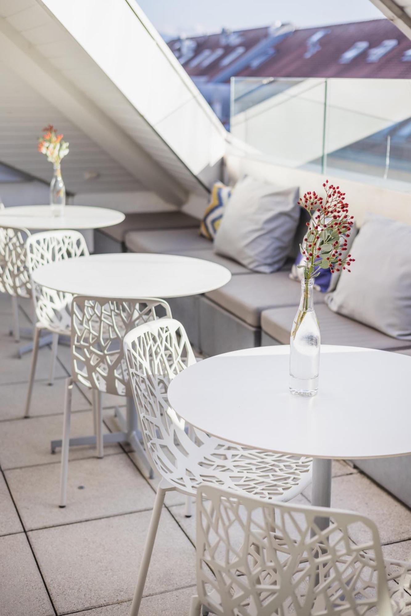 Base Nyon Hotel ภายนอก รูปภาพ